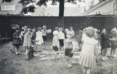 502099 Afbeelding van enkele spelende kinderen op het schoolplein van de Fröbelschool Ondiep 63 te Utrecht; op de ...